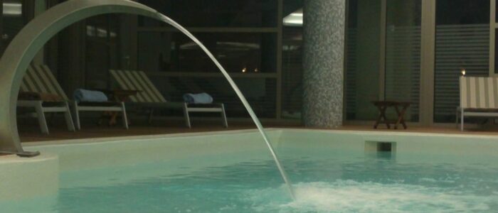 πισινα εσωτερικη με καταρρακτη