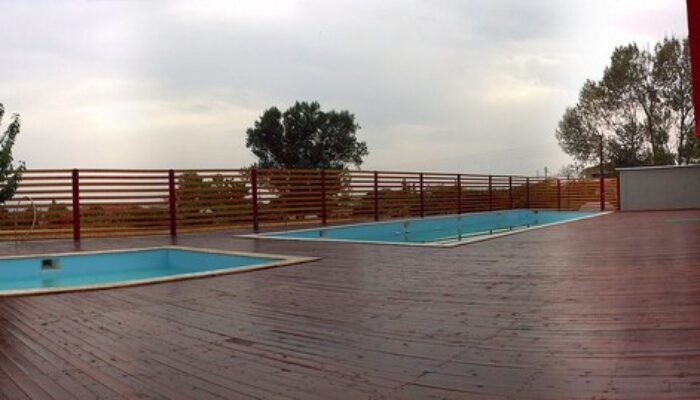 πισίνες σε γυμναστηριο με ξυλινο deck