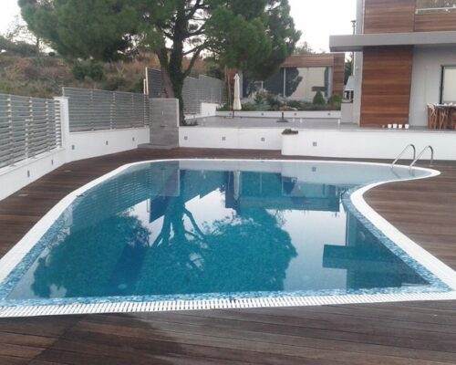 πισίνα με ψηφιδα και υπερχειλιση