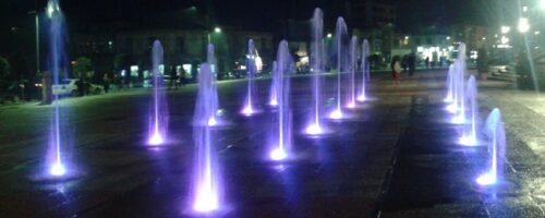 συντριβάνια με φώτα το βράδυ