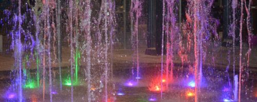 συγχρονο σιντριβανι υποδαπεδιο dry deck με πολυχρωμο φωτισμο