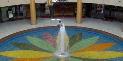 σιντριβανι με λεκανη επενδυμενη με ψηφιδα και ενα ακροφυσιο που δημιουργει αφρο