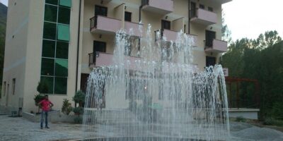 συντριβάνι με ανοξείδωτο κυκλικό στεφάνι