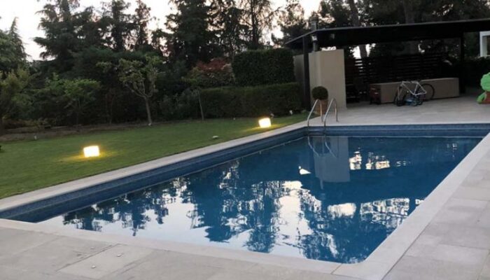 πισινα σε κηπο