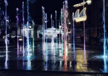 dry deck fountain at night. Υποδαπεδιο σιντριβανι