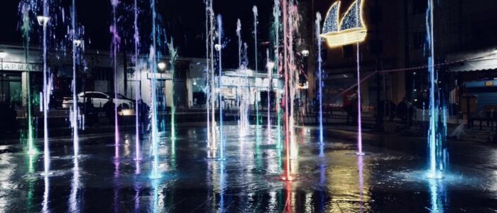 dry deck fountain at night. Υποδαπεδιο σιντριβανι