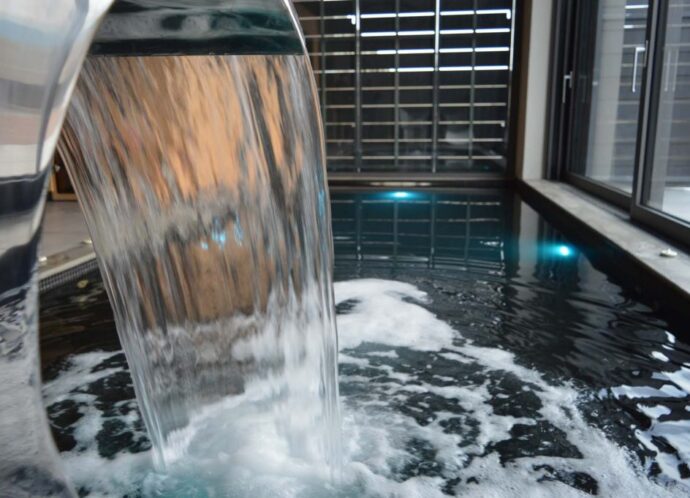 κατασκευή πισίνας με καταρράκτη και θερμανση