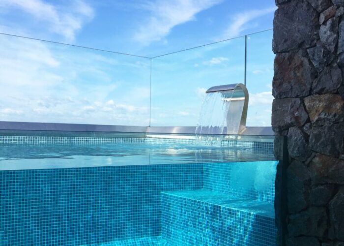 Κατασκευή πισίνας με τζάμι σε ρετιρέ οικοδομής