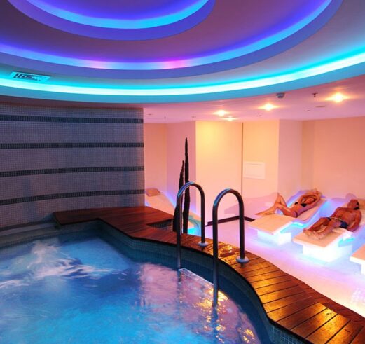 θερμαινομενη πισινα σε χωρο spa