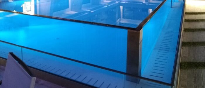 ΠΙΣΙΝΑ ΜΕ ΤΖΑΜΙΑ ΚΑΙ ΥΠΕΡΧΕΙΛΙΣΗ